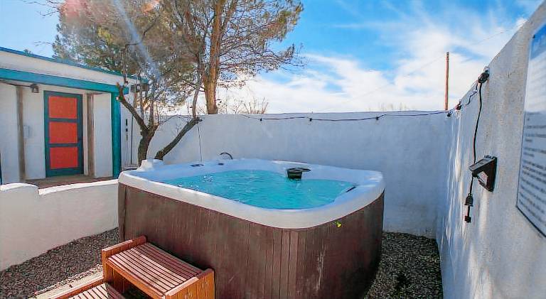 Beautiful vacation home with jacuzzi | Pets are welcome — photo 3