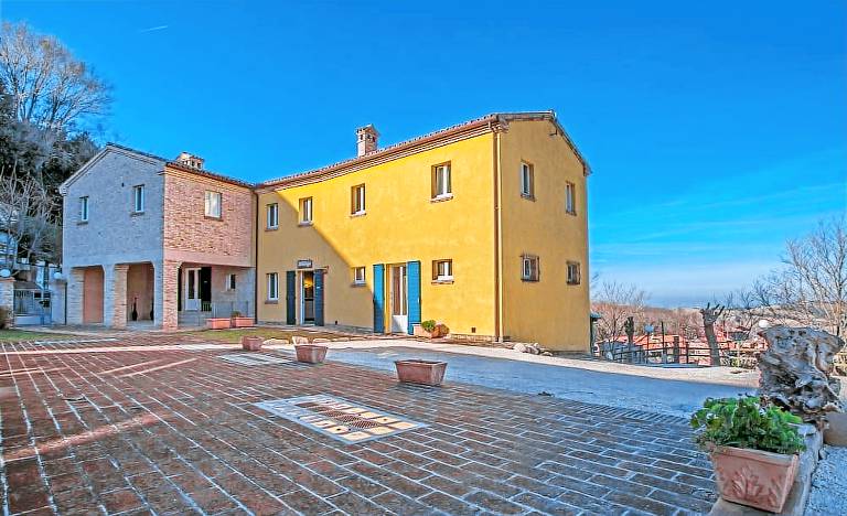 Bed & Breakfast  Offagna