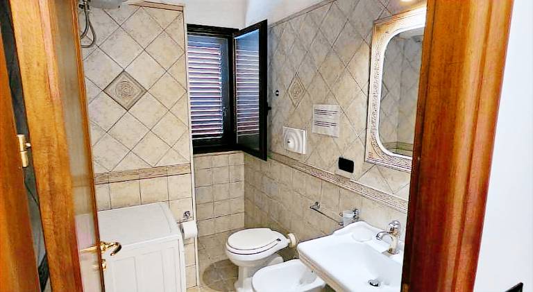 Serviced apartment with yard, private pool & patio — photo 2