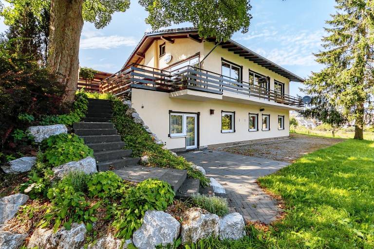 Vacation home with patio, garden & sauna | Garden view in Willingen