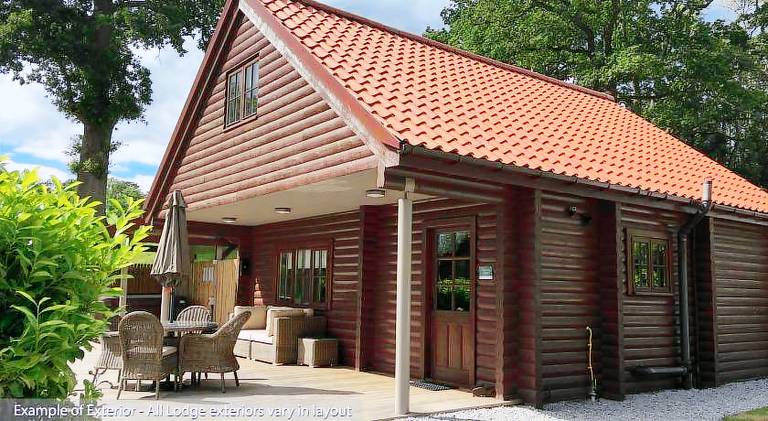 Chalet with jacuzzi in Newbridge