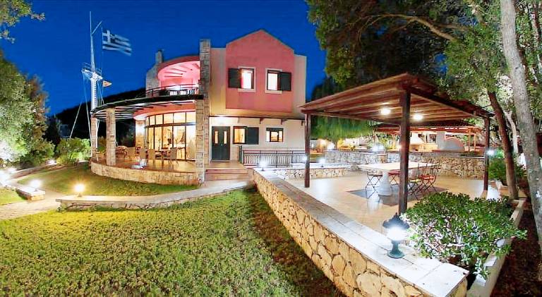 Villa with pool — photo 4
