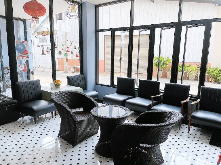 Serviced apartment with patio & yard | Pets allowed — photo 3