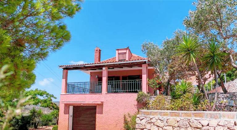 House with terrace & yard — photo 5