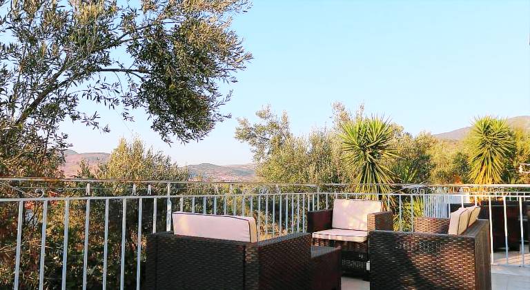 Beautiful serviced apartment with pool, patio & garden | Pets allowed — photo 5
