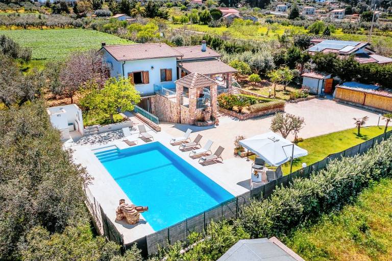 Villa with private pool, barbecue & garden — photo 3