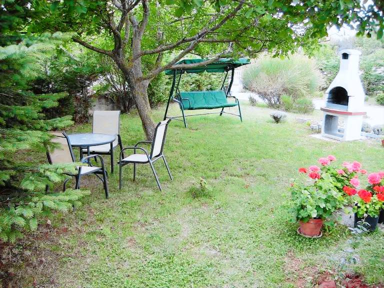 Holiday apartment with barbecue, garden & patio in Labin