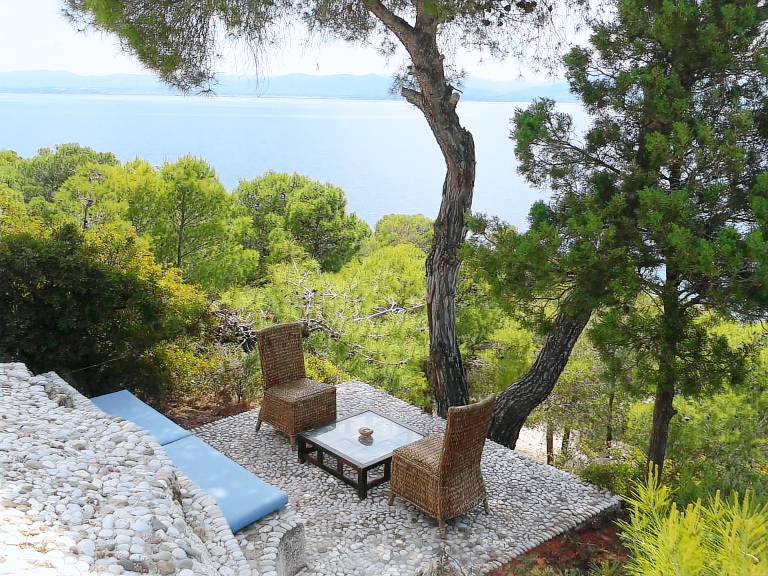 Villa with private beach in Loutraki-Agioi Theodoroi