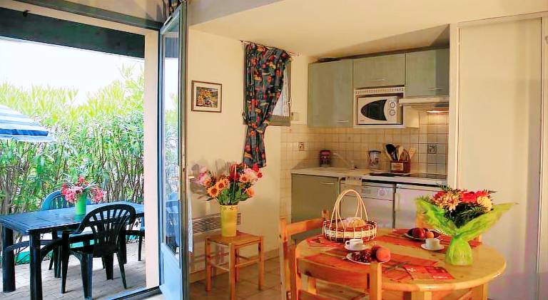 Pleasant serviced apartment with pool, yard & patio | Close to the beach | Pets are welcome — photo 5
