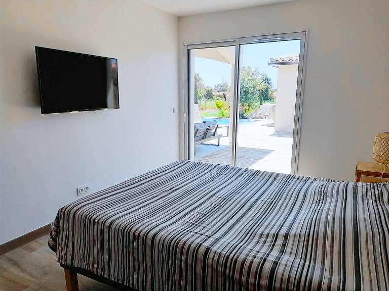Fully equipped beautiful villa with patio, garden & grill | Pool view | Suitable for remote work | Pets are welcome — photo 4