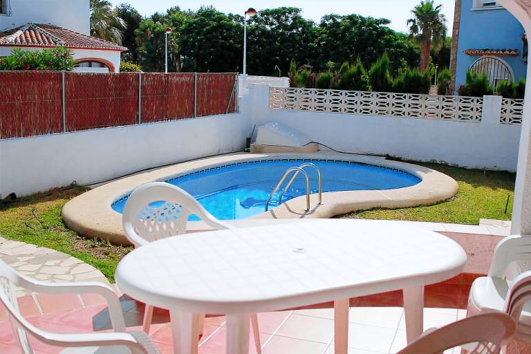 Villa with garden, private pool & patio | Pet-friendly — photo 2
