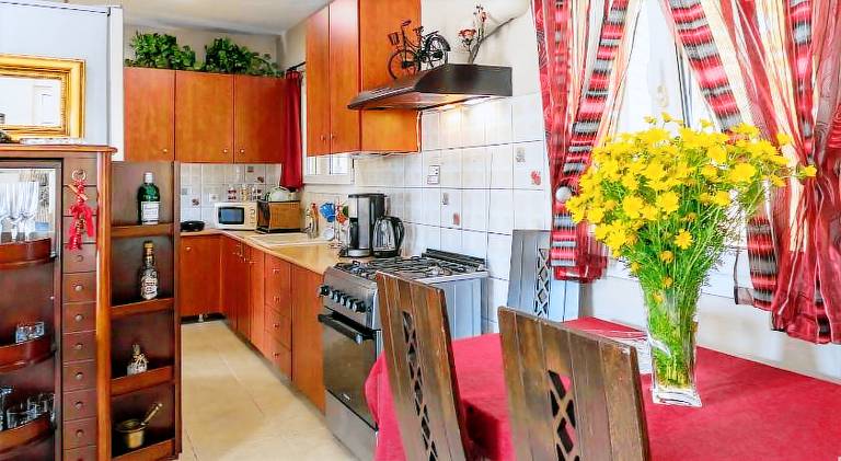 Vacation home with terrace & yard — photo 3