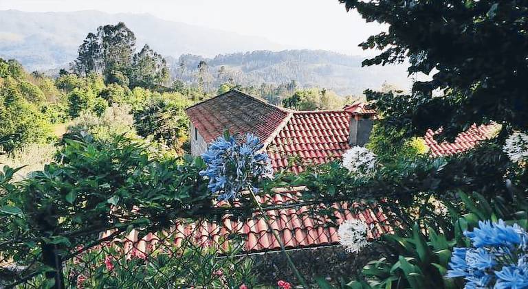 Vacation home with terrace, BBQ & yard in Braga