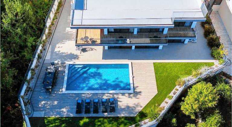 House with pool — photo 5