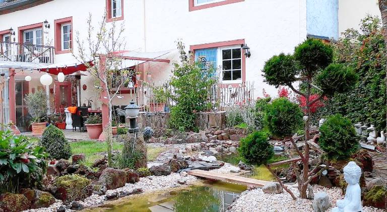 Apartment with barbeque & yard — photo 2