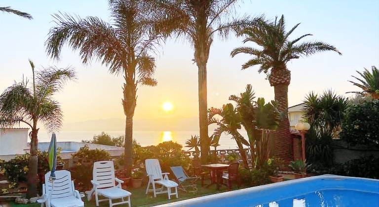 Apartment with pool & yard | Close to the beach | Pets allowed in Reggio Calabria