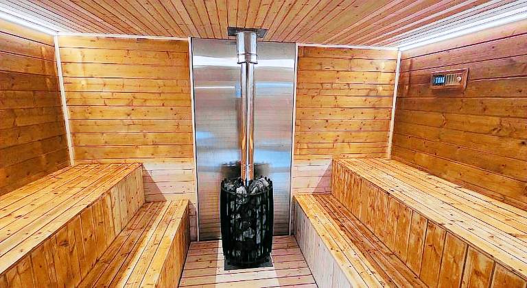 Vacation home with sauna, patio & yard — photo 4