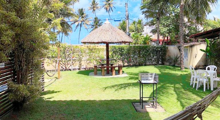 Vacation home with patio, yard & barbeque — photo 4