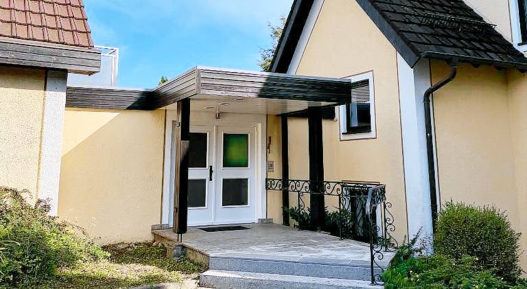 Beautiful serviced apartment with patio & garden | Pets allowed — photo 2