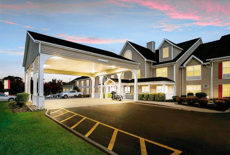 Red Roof Inn & Suites Knoxville East — photo 2