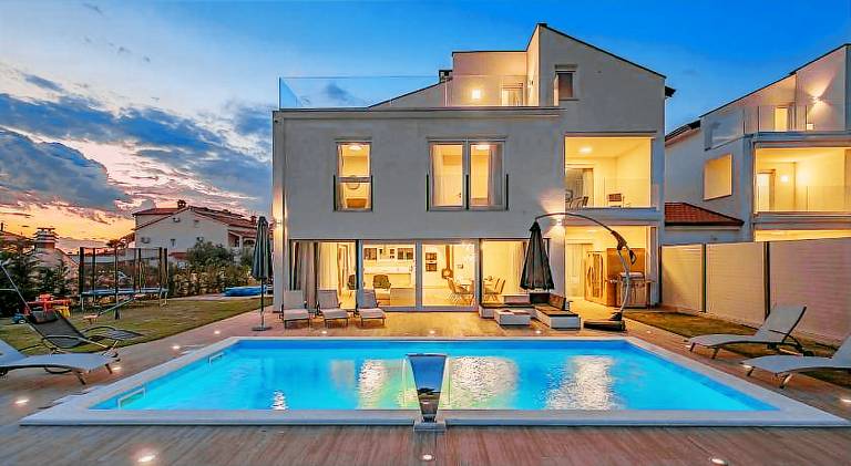 Villa with pool & hot tub — photo 3