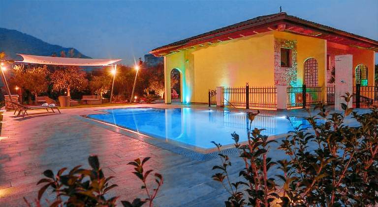 Villa with pool & jacuzzi in Tenno