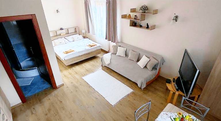 Apartment with garden & patio — photo 2