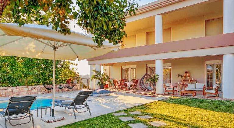 Villa with jacuzzi, private pool & patio | Suitable for remote work — photo 4
