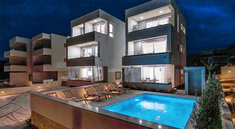 Holiday apartment with pool & patio in Senj