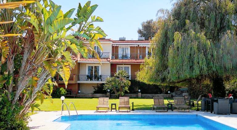 Holiday apartment with patio, garden & pool | Dogs allowed in Aigialeia