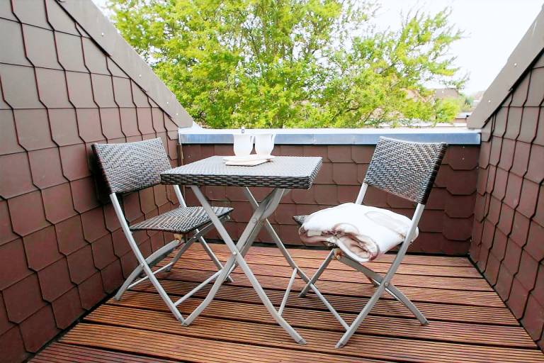 Neue Energie tanken: Die gemütliche Obergeschosswohnung in ruhiger Lage mit ca. 50 qm verfügt über einen kleinen, bezaubernden Balkon und kann 4 bis 5 Personen beherbergen. — photo 2