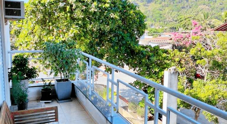 Apartment with yard, pool & terrace in Guarujá
