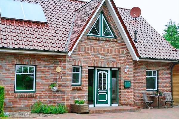 Ferienhaus in Neugarmssiel mit Garten und Terrasse