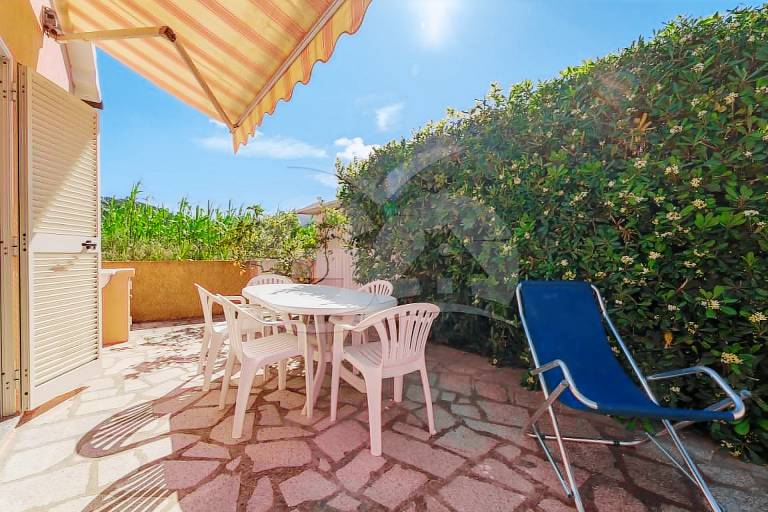 Holiday apartment with barbeque & patio — photo 2