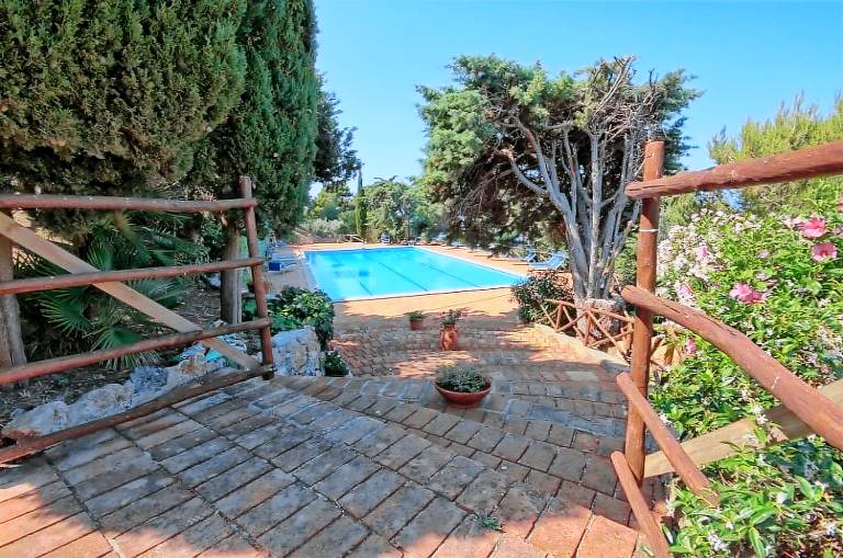 Rental apartment with yard & pool — photo 2