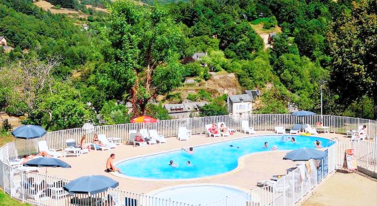 Serviced apartment with patio, yard & pool in Rodez