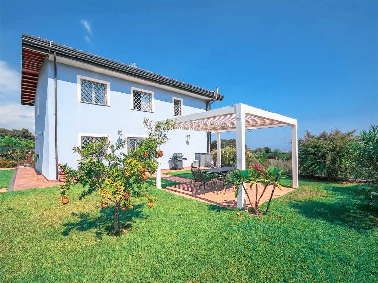 Rental apartment with garden, barbecue & private pool — photo 4