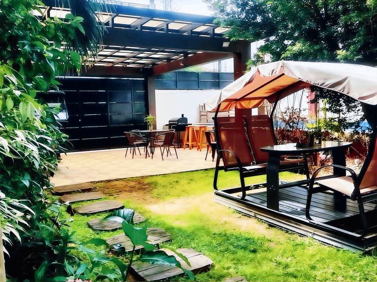 Vacation home with barbeque, pool & yard — photo 5