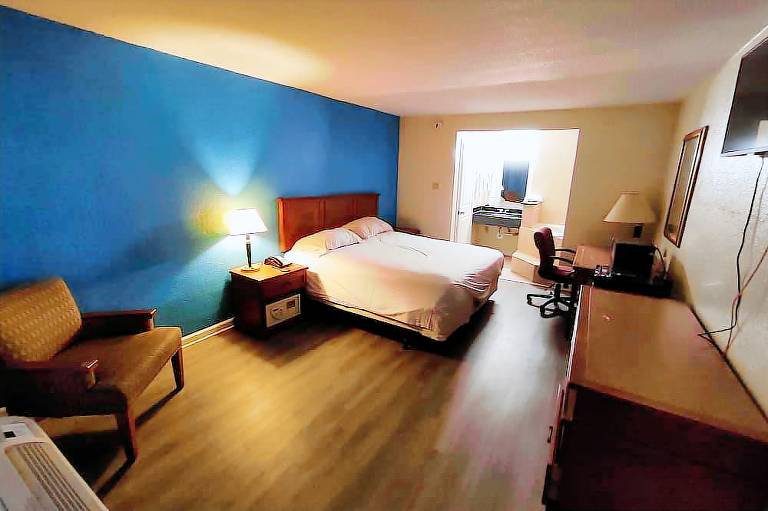 Clover Inn & Suites