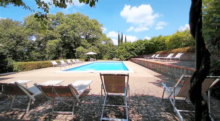 Serviced apartment with garden, pool & barbecue — photo 4