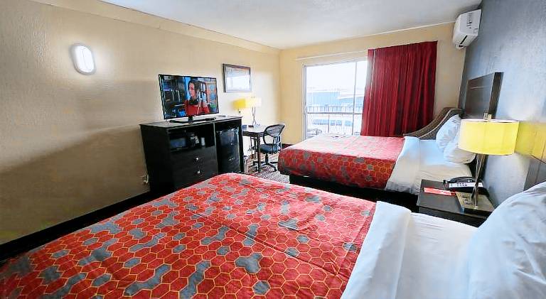 Econo Lodge Inn & Suites Mason City - Clear Lake — photo 2