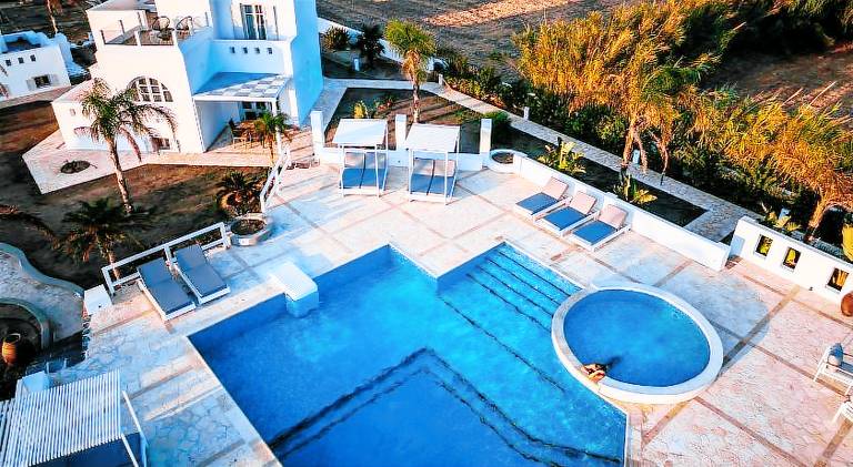 Villa with pool, barbeque & garden — photo 4
