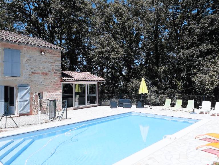 Family-oriented house with yard, terrace & barbeque | Pool view | Dogs allowed — photo 4