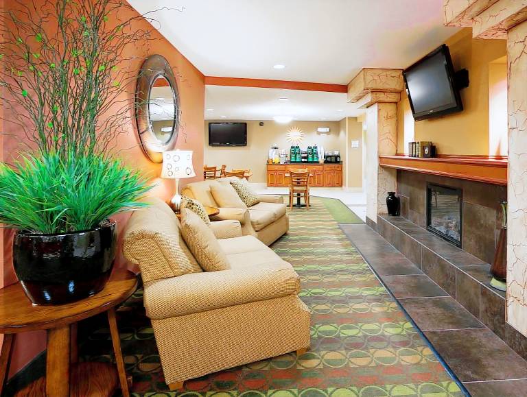 La Quinta Inn & Suites by Wyndham Fargo-Medical Center — photo 4