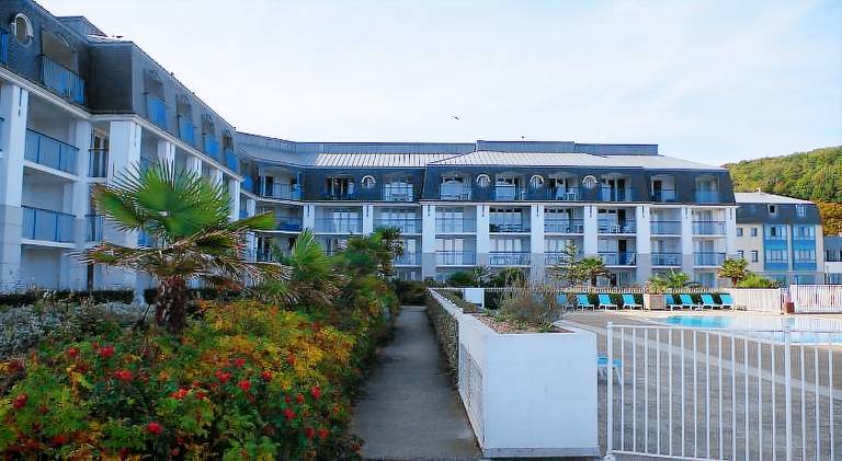 Apartment with pool — photo 3
