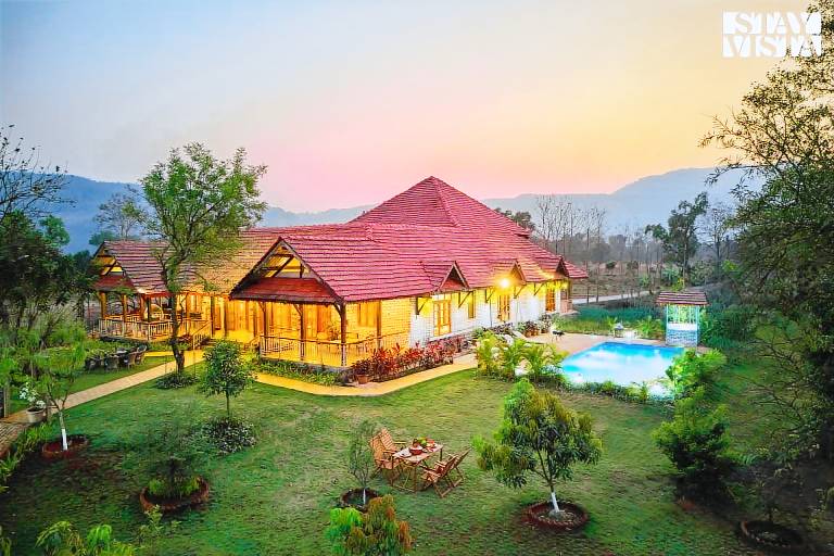 Villa with private pool & yard — photo 4