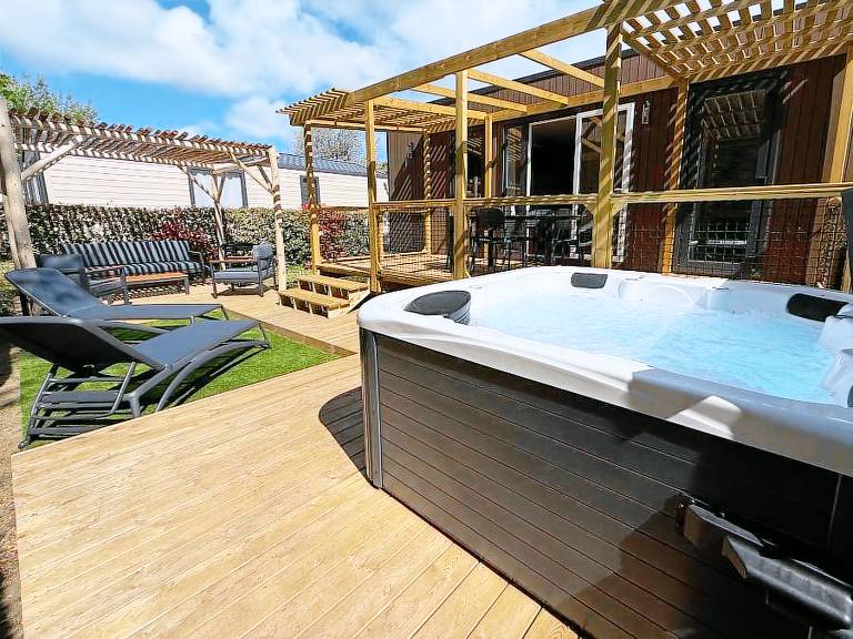 Mobile home with BBQ, terrace & heated pool | Garden view — photo 5