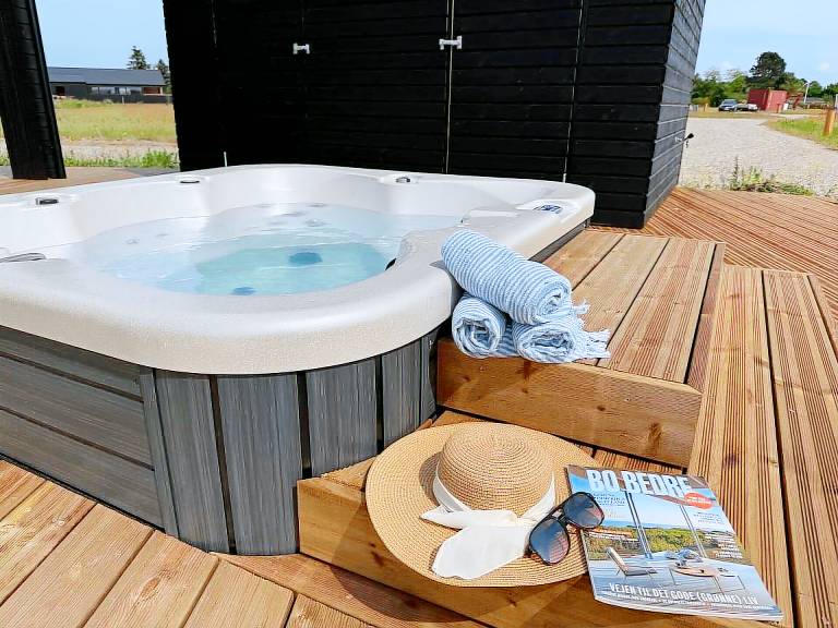 Family-friendly lovely vacation home with barbeque, hot tub & patio | Pets are welcome — photo 2