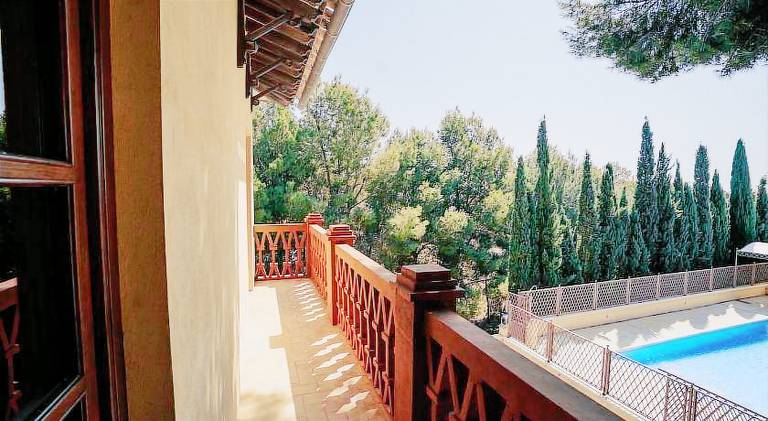 Villa with pool — photo 4