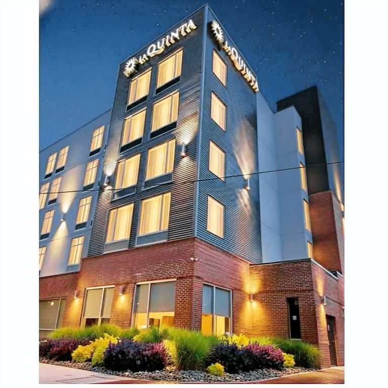 La Quinta Inn & Suites by Wyndham Chattanooga Downtown/South in Chattanooga, TN